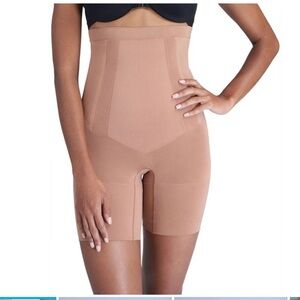 SPANXsculpt™ OnCore
High-Waisted Mid-Thigh Short Cafe au lait